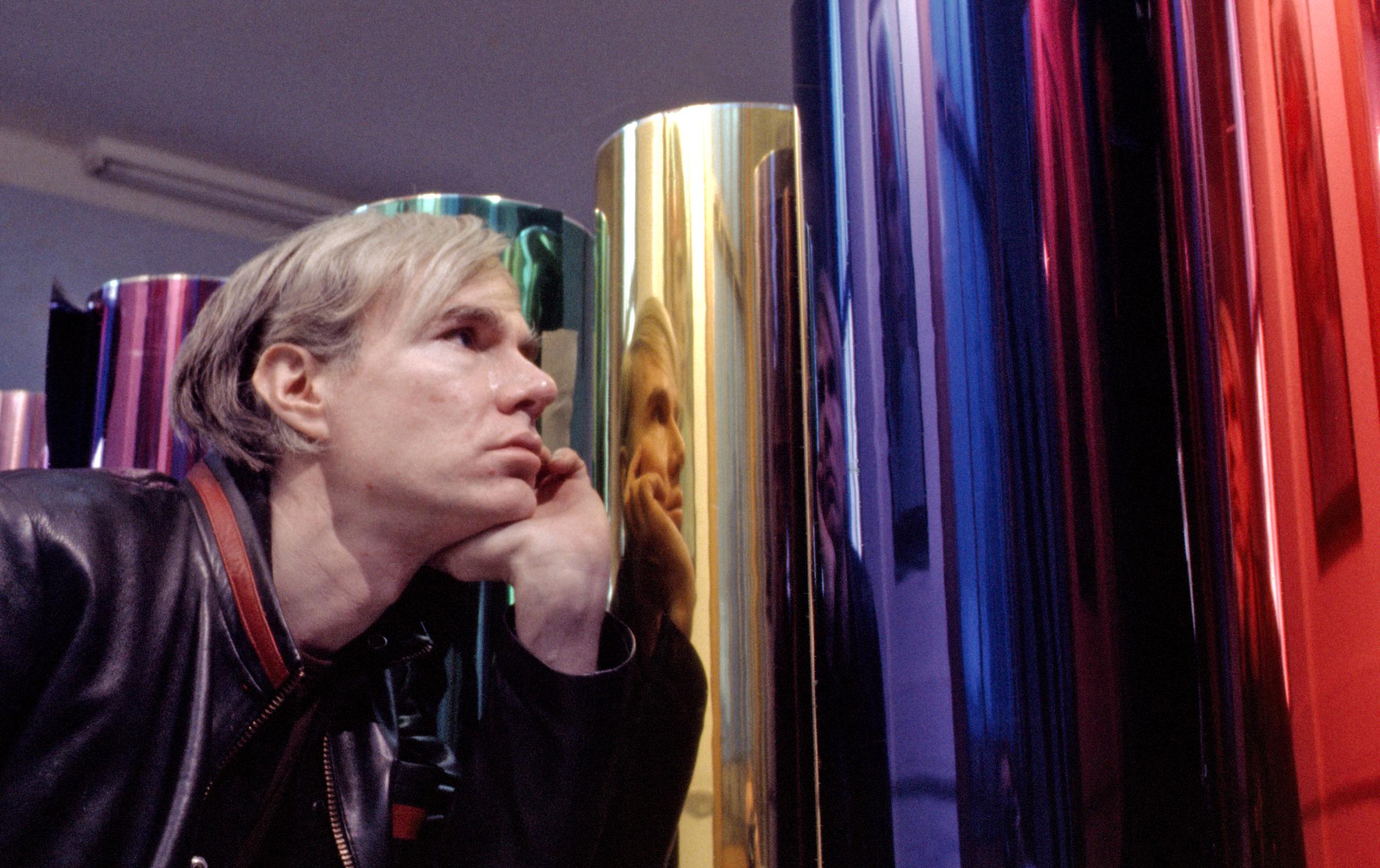 L'artiste Andy Warhol à l'usine, portrait en couleur de 43,18 x 55,9 cm, photographie d'exposition - Photograph de Jack Mitchell