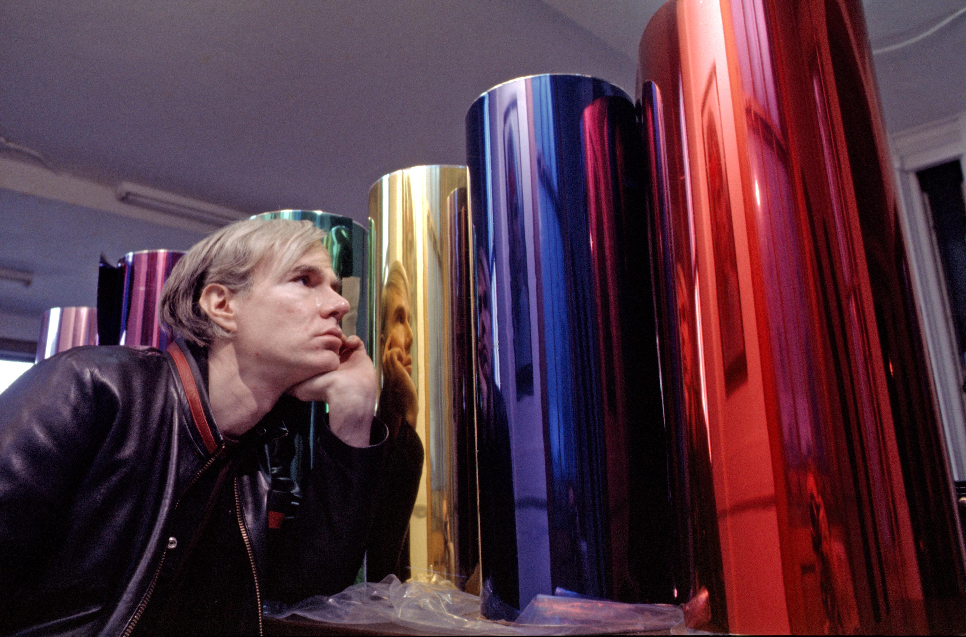Jack Mitchell Color Photograph – Der Künstler Andy Warhol in der Fabrik, Farbporträt 43,18 x 56,18 cm Ausstellungsfotografie