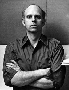 L'artista Claes Oldenburg nel suo studio con le sue opere