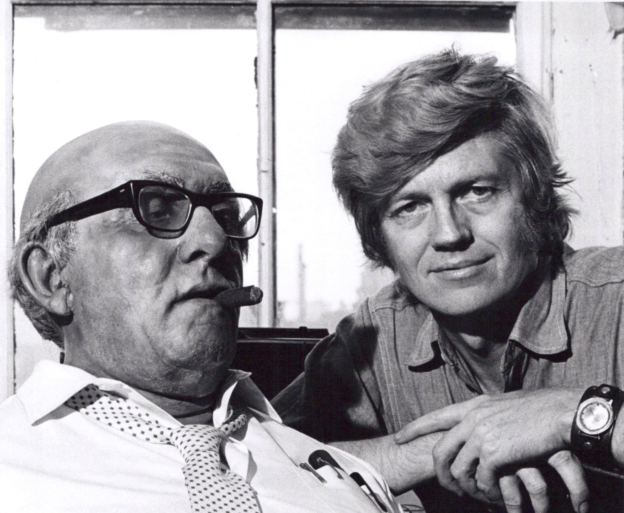 Der Künstler Duane Hanson mit einer seiner Skulpturen – Photograph von Jack Mitchell