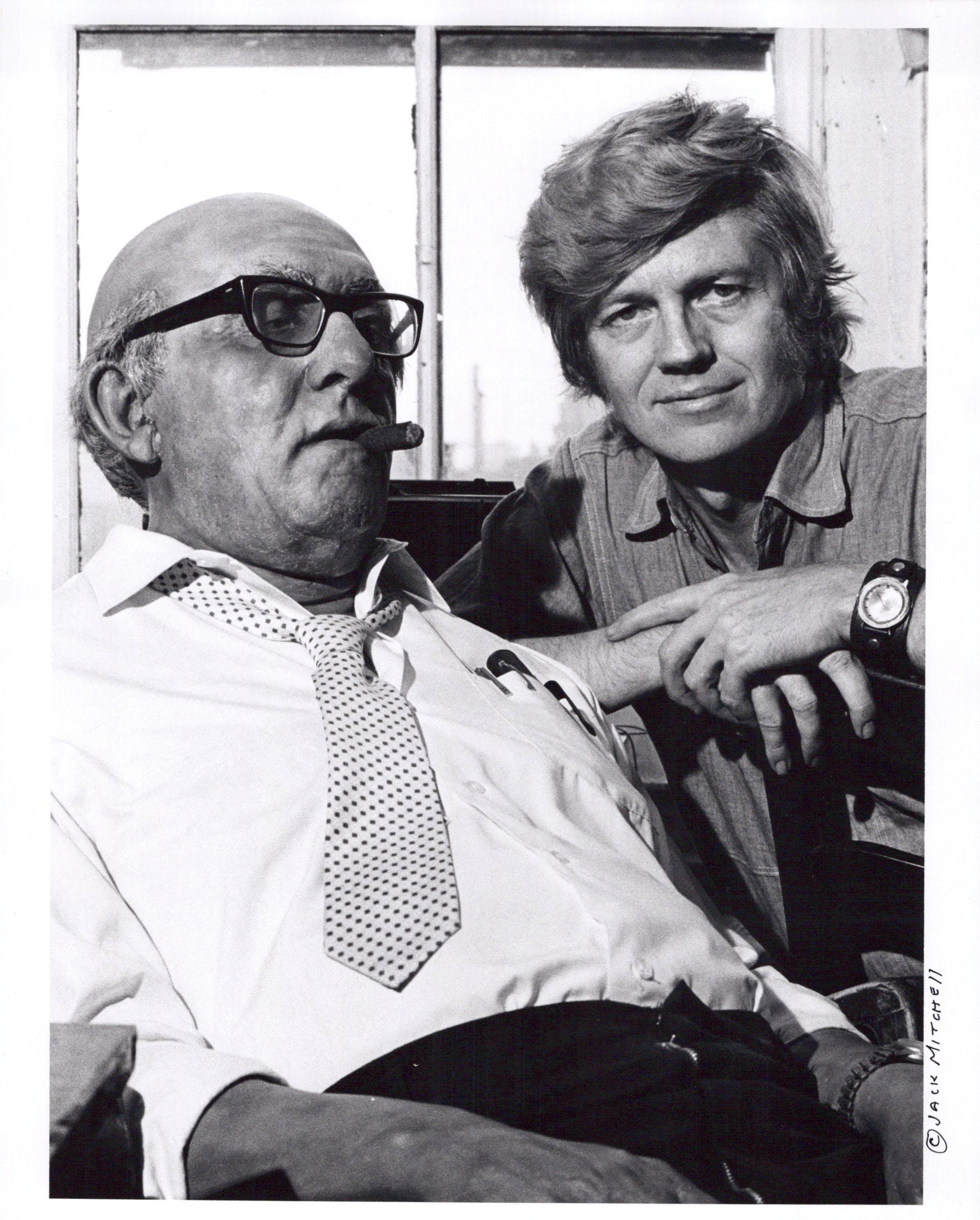 Jack Mitchell Black and White Photograph – Der Künstler Duane Hanson mit einer seiner Skulpturen