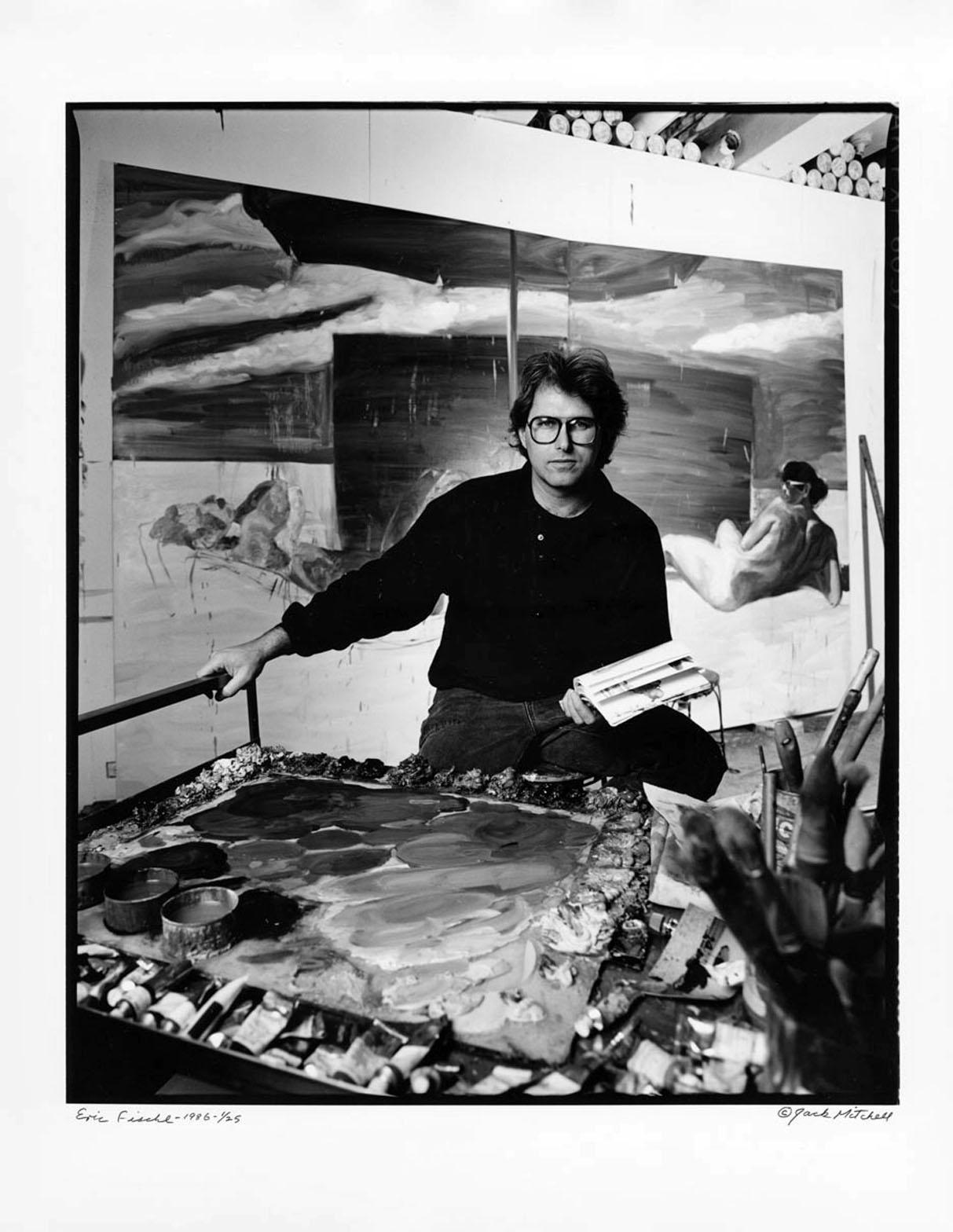 11 x 14" alte Silbergelatinefotografie des Künstlers Eric Fischl bei der Arbeit in seinem Studio im Jahr 1986. Signiert von Jack Mitchell auf der Rückseite des Drucks.  Kommt direkt aus den Jack Mitchell Archives mit einem Echtheitszertifikat.

