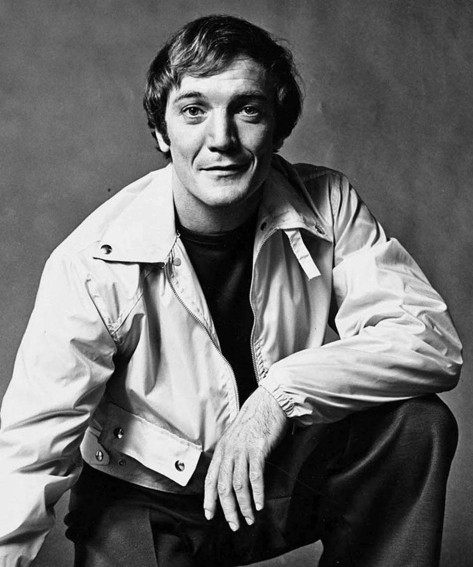 Künstler Jack Brusca, Studioporträt – Photograph von Jack Mitchell