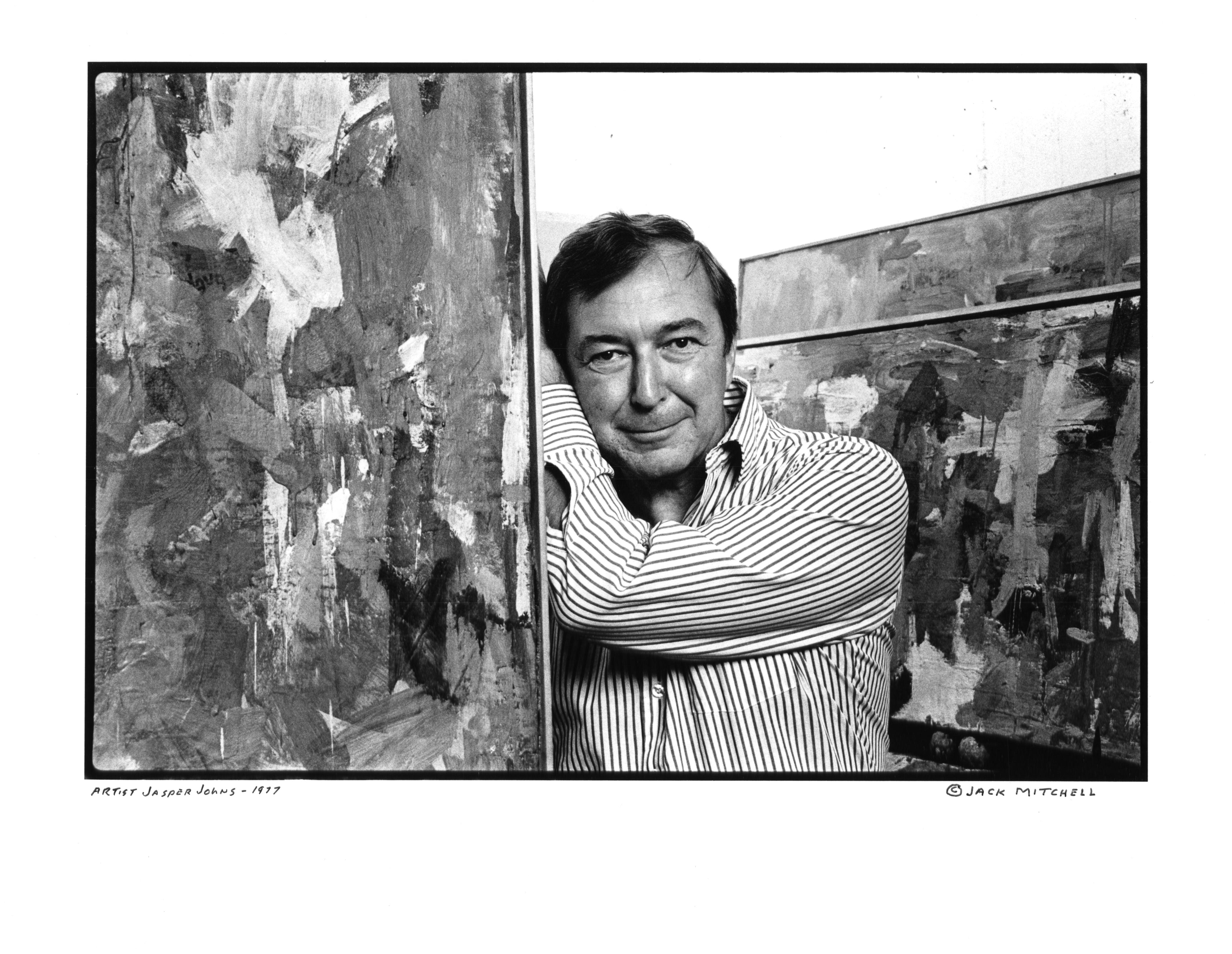 Der Künstler Jasper Johns, fotografiert in seinem Atelier in New York City im Jahr 1971. Alte Silbergelatine-Ausstellungsfotografie von Jack Mitchell. Signiert von Jack Mitchell auf der Vorder- und Rückseite.

Der amerikanische Fotograf Jack