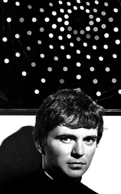 L'artiste John Willenbecher lors d'une exposition de ses œuvres