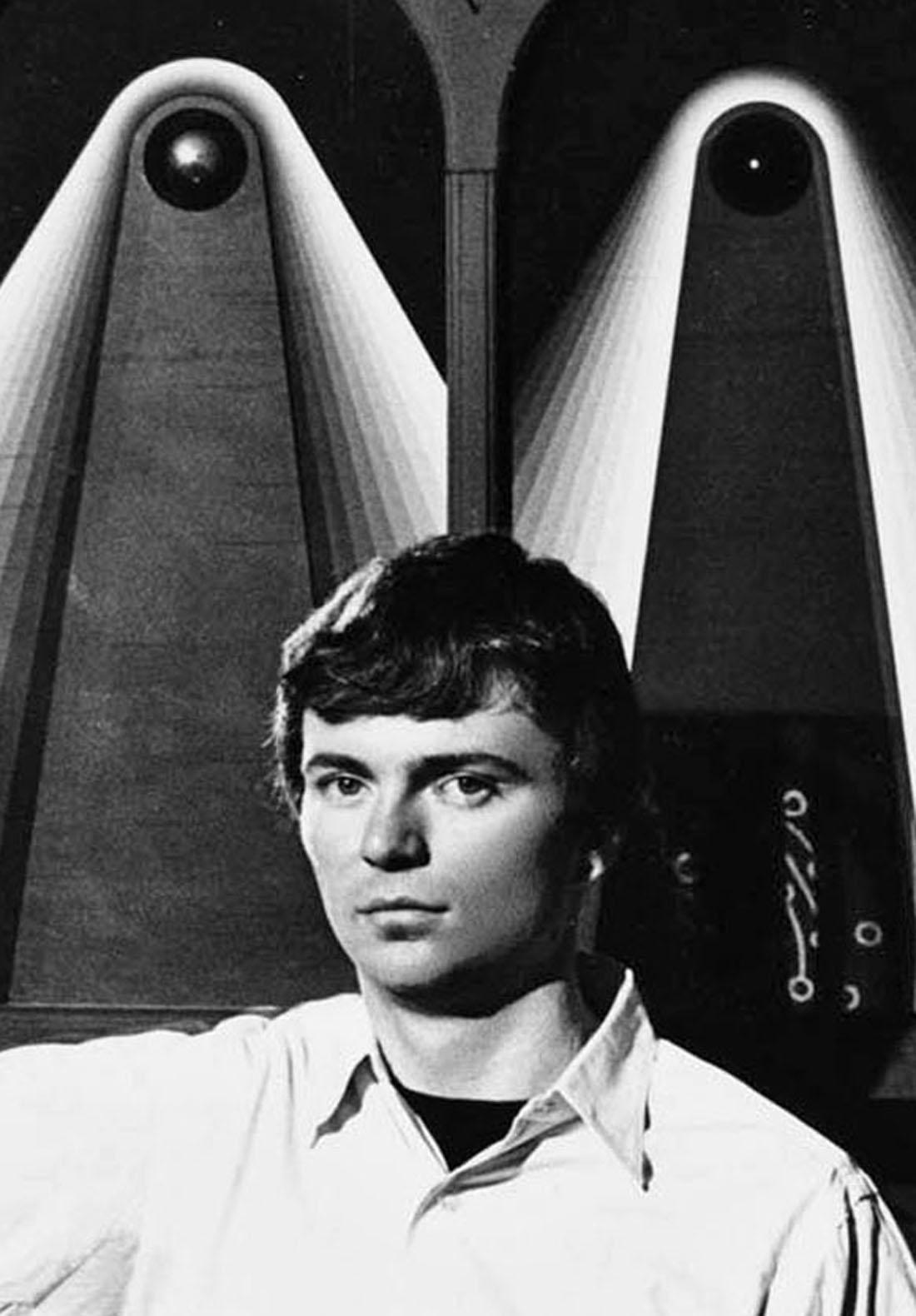 L'artista John Willenbecher durante una mostra delle sue opere - Photograph di Jack Mitchell