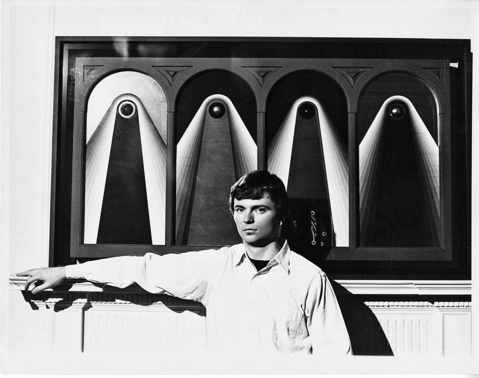 Black and White Photograph di Jack Mitchell - L'artista John Willenbecher durante una mostra delle sue opere