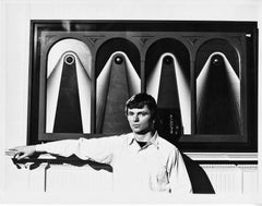 El artista John Willenbecher en una exposición de su obra
