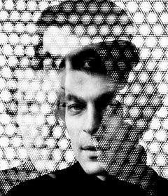 L'artiste Josef Levi avec ses œuvres, plusieurs expositions signées par Jack Mitchell