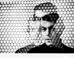 El artista Josef Levi con su obra, exposición múltiple firmada por Jack Mitchell