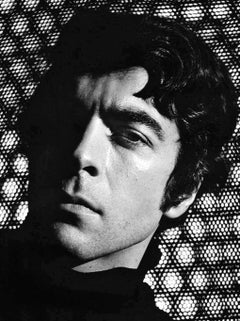 L'artiste Josef Levi avec ses œuvres, signées par Jack Mitchell