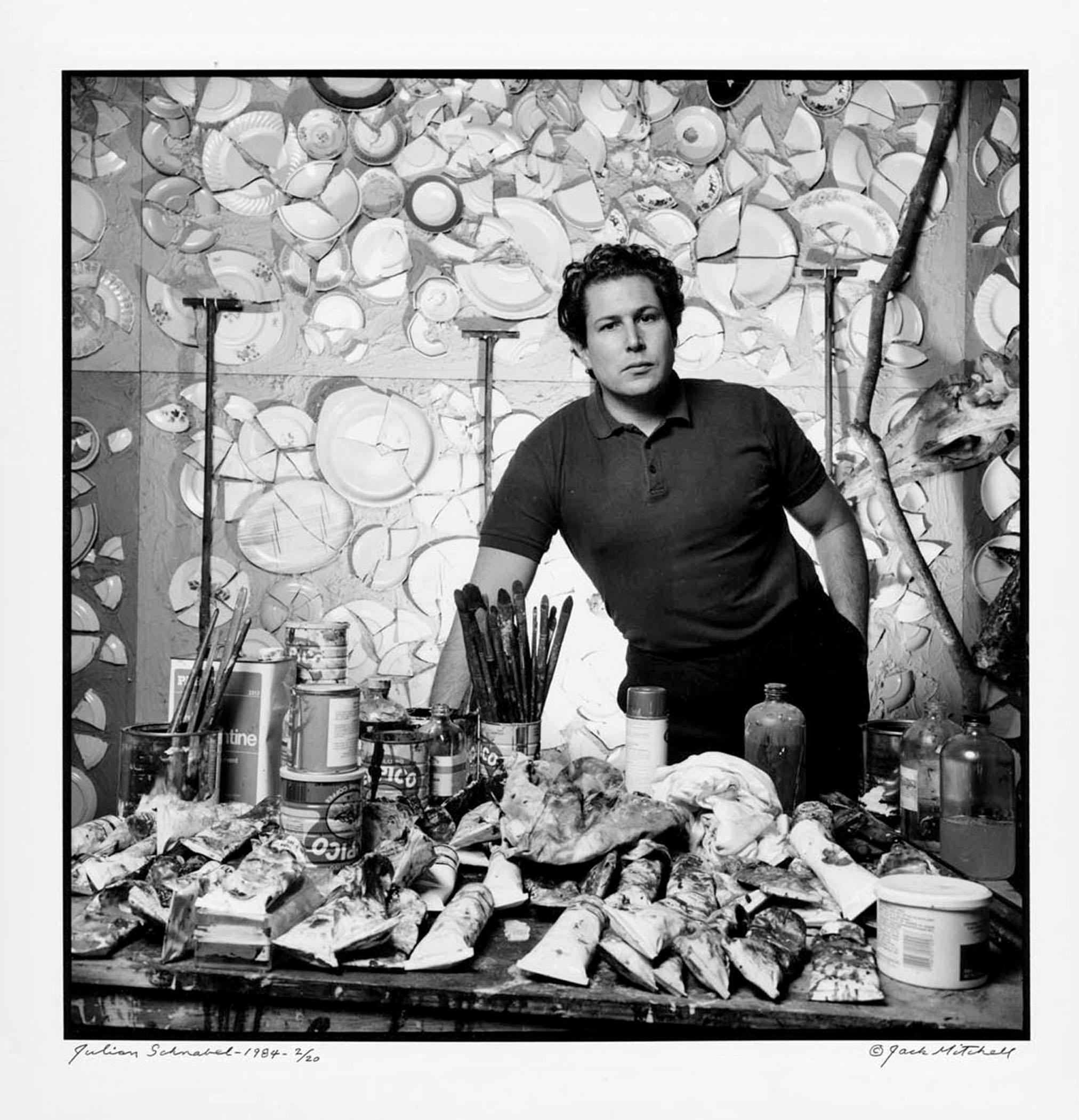 11 x 14" alte Silbergelatinefotografie des Künstlers Julian Schnabel  in seinem Atelier, 1986.  Nummeriert 2/20 und signiert von Jack Mitchell auf der Rückseite des Drucks. Kommt direkt aus dem Jack Mitchell Archiv mit einem