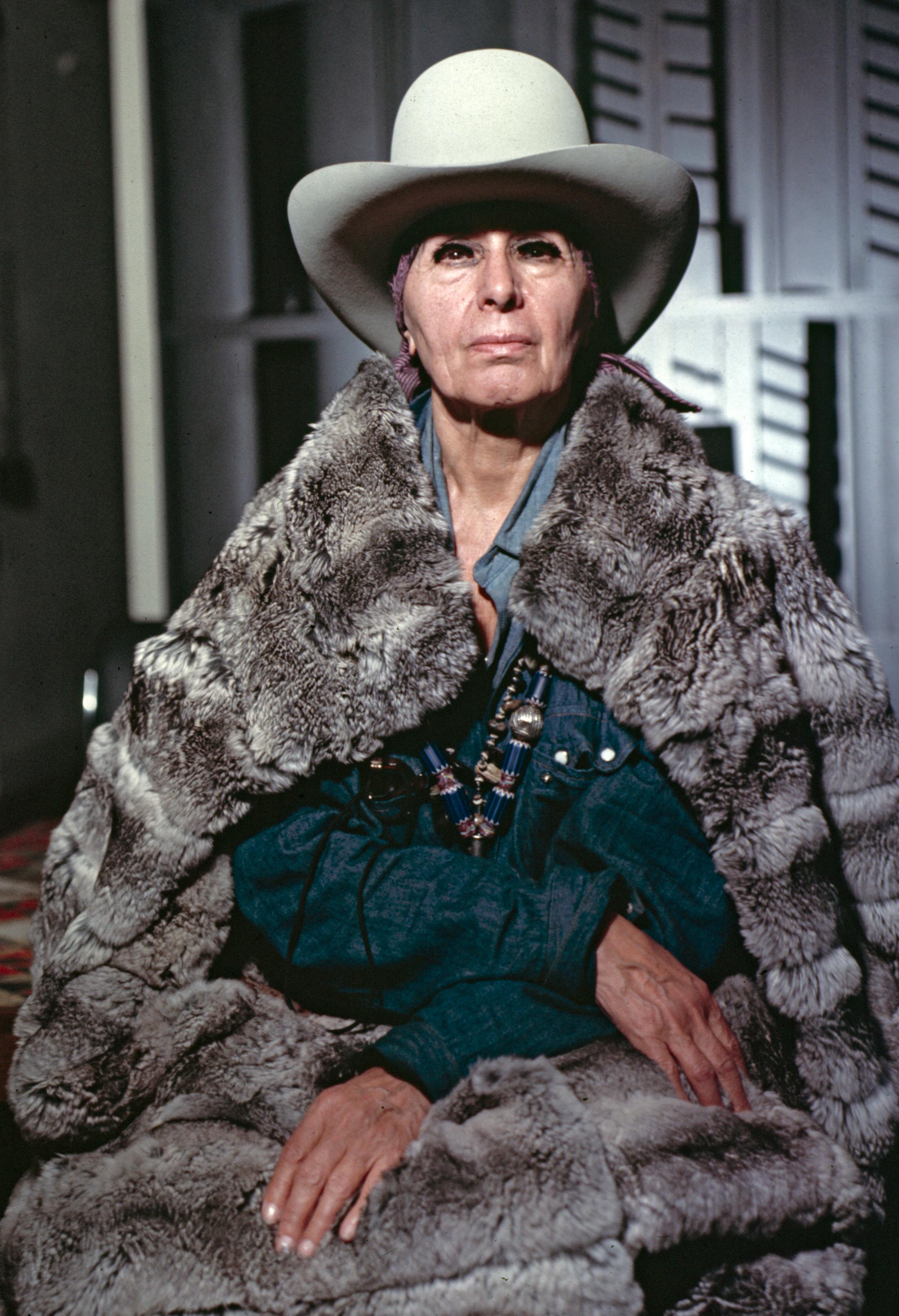 L'artiste Louise Nevelson, photographie d'exposition de 43,18 x 55,9 cm - Photograph de Jack Mitchell