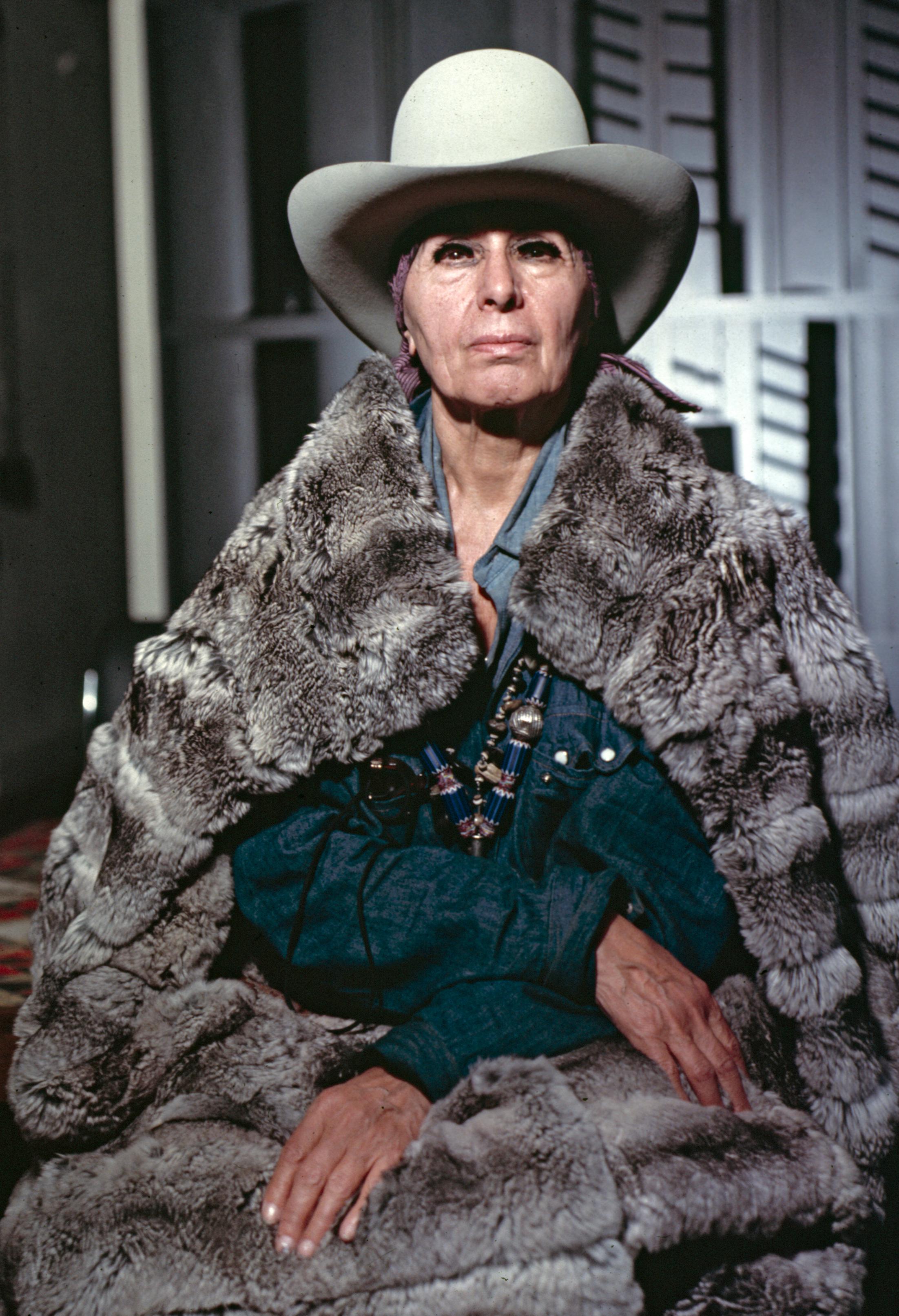 Künstlerin Louise Nevelson, 17 x 22 Zoll, Ausstellungsfotografie – Photograph von Jack Mitchell