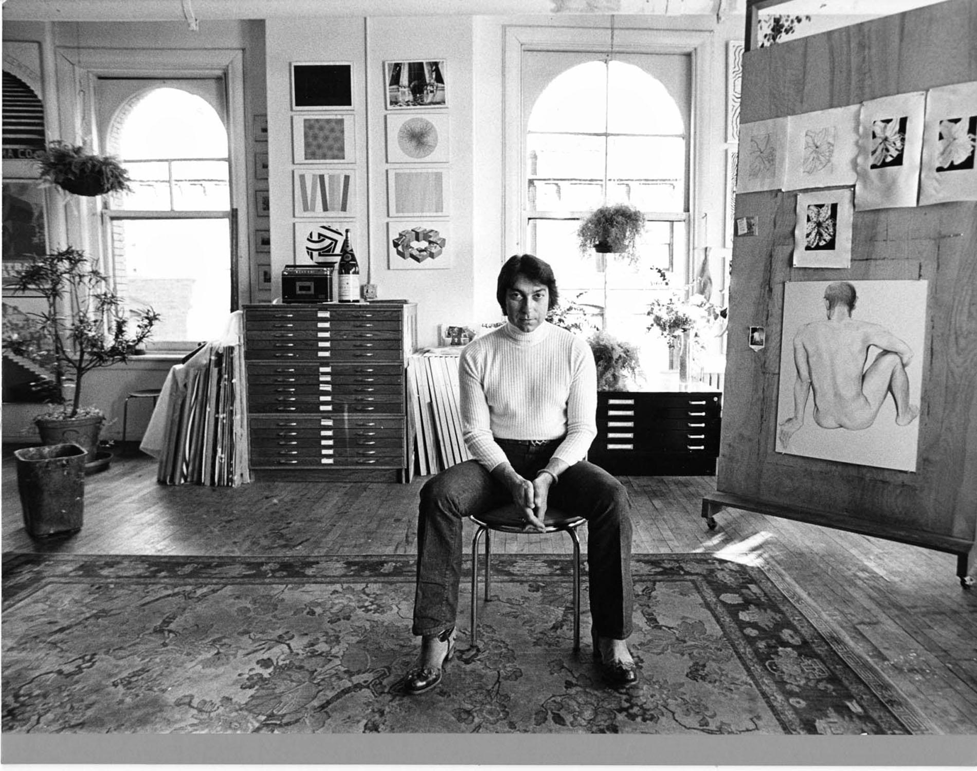 Jack Mitchell Black and White Photograph – Der Künstler Lowell Nesbitt in seinem Haus und Atelier in Manhattan mit seinen Werken