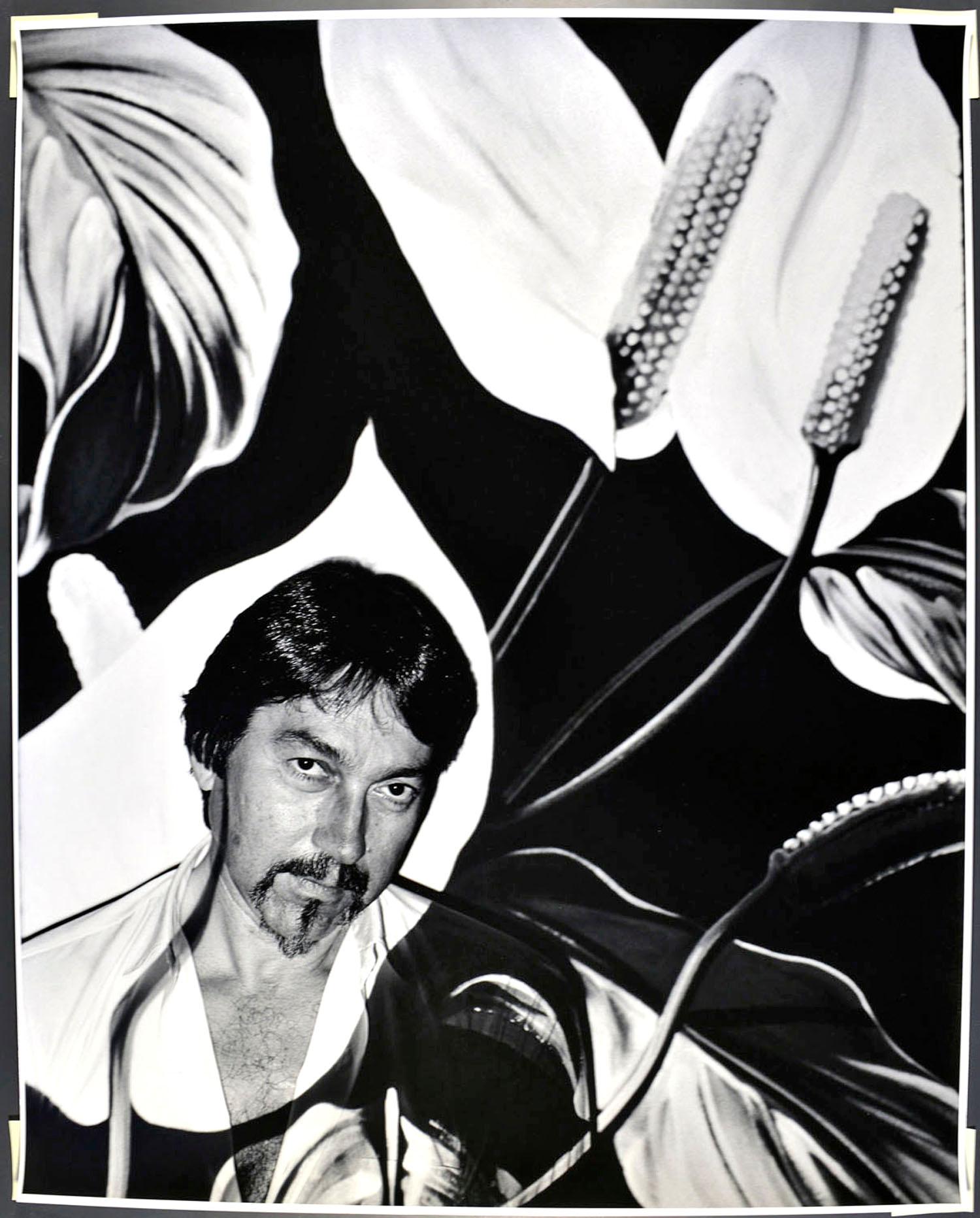 16x20" alte Silbergelatinefotografie des Malers Lowell Nesbitt mit überlagernder Projektion eines seiner Gemälde, 1982. Signiert auf der Rückseite des Drucks von Jack Mitchell. Kommt direkt aus dem Jack Mitchell Archiv mit einem Echtheitszertifikat.