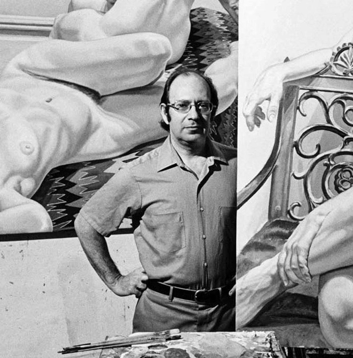  L'artiste Philip Pearlstein dans son atelier avec ses peintures - Photograph de Jack Mitchell