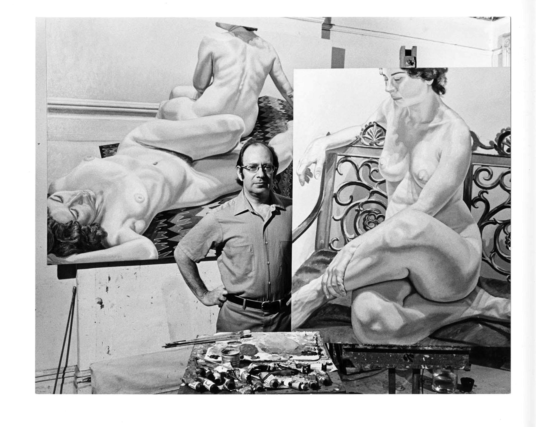 Black and White Photograph Jack Mitchell -  L'artiste Philip Pearlstein dans son atelier avec ses peintures