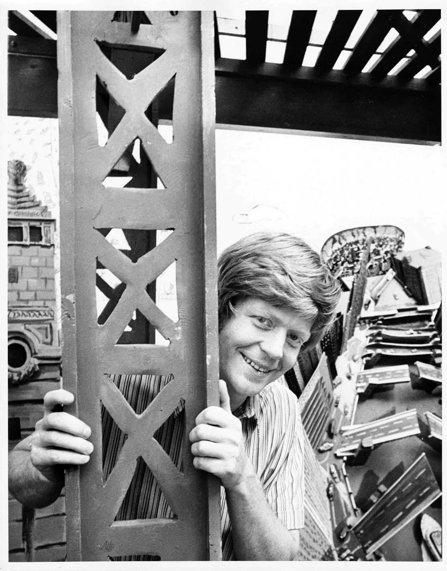 Black and White Photograph di Jack Mitchell - L'artista Red Grooms nel suo studio
