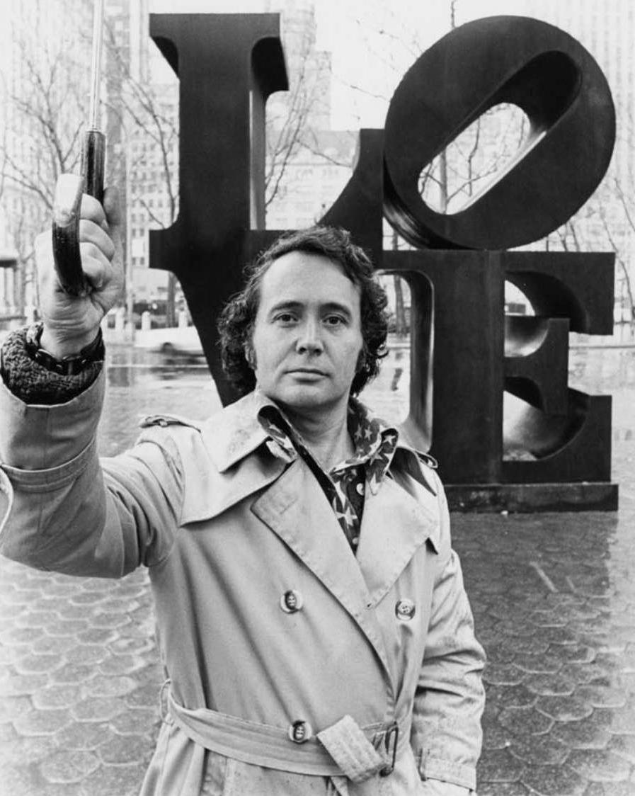 L'artista Robert Indiana a Central Park con la sua iconica scultura 'LOVE' - Photograph di Jack Mitchell