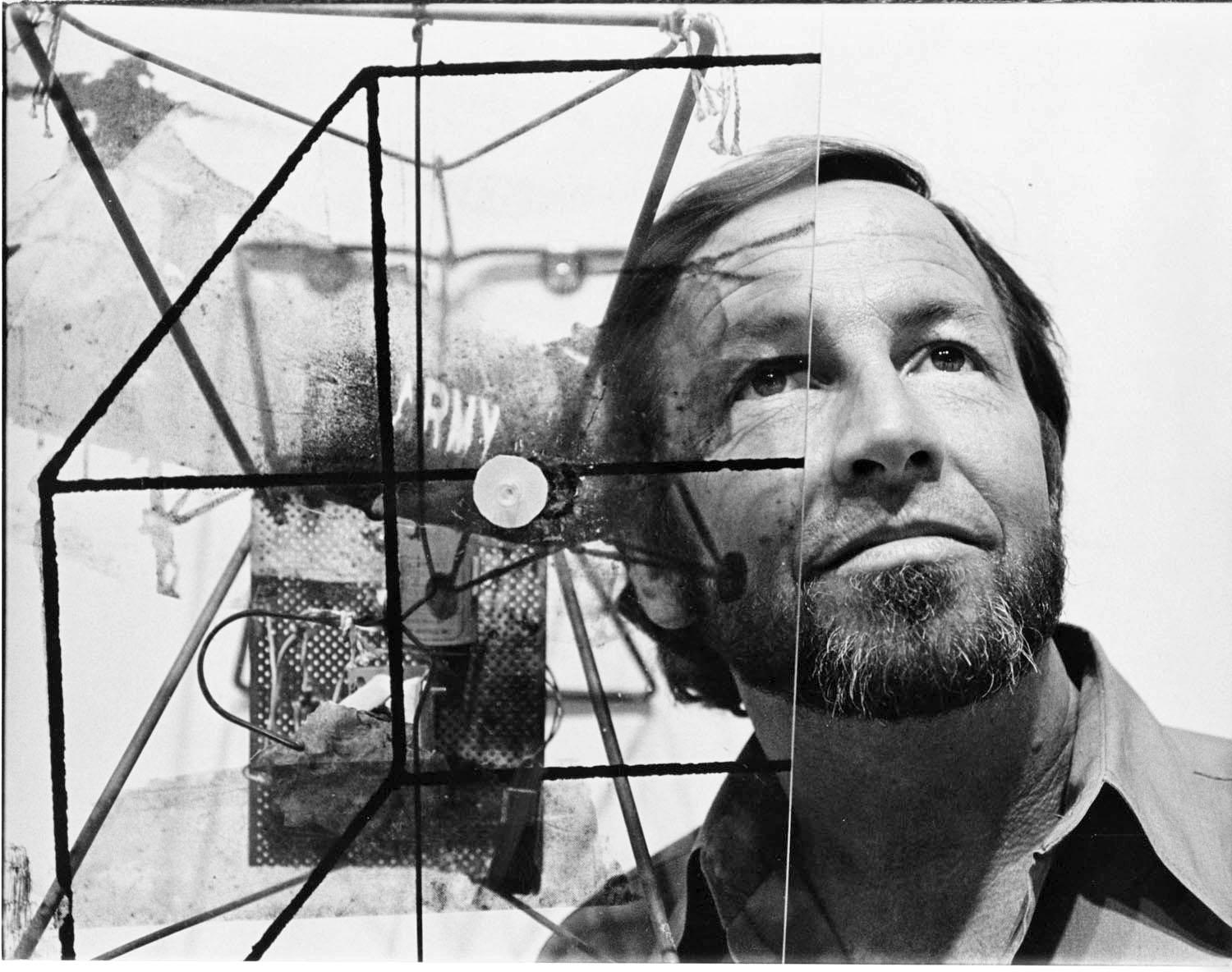 Der Künstler Robert Rauschenberg in seinem Atelier, signiert von Jack Mitchell