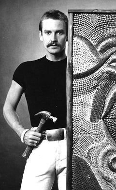 Der Künstler und Bildhauer Olaf Gravesen mit seinen Werken, signiert von Jack Mitchell