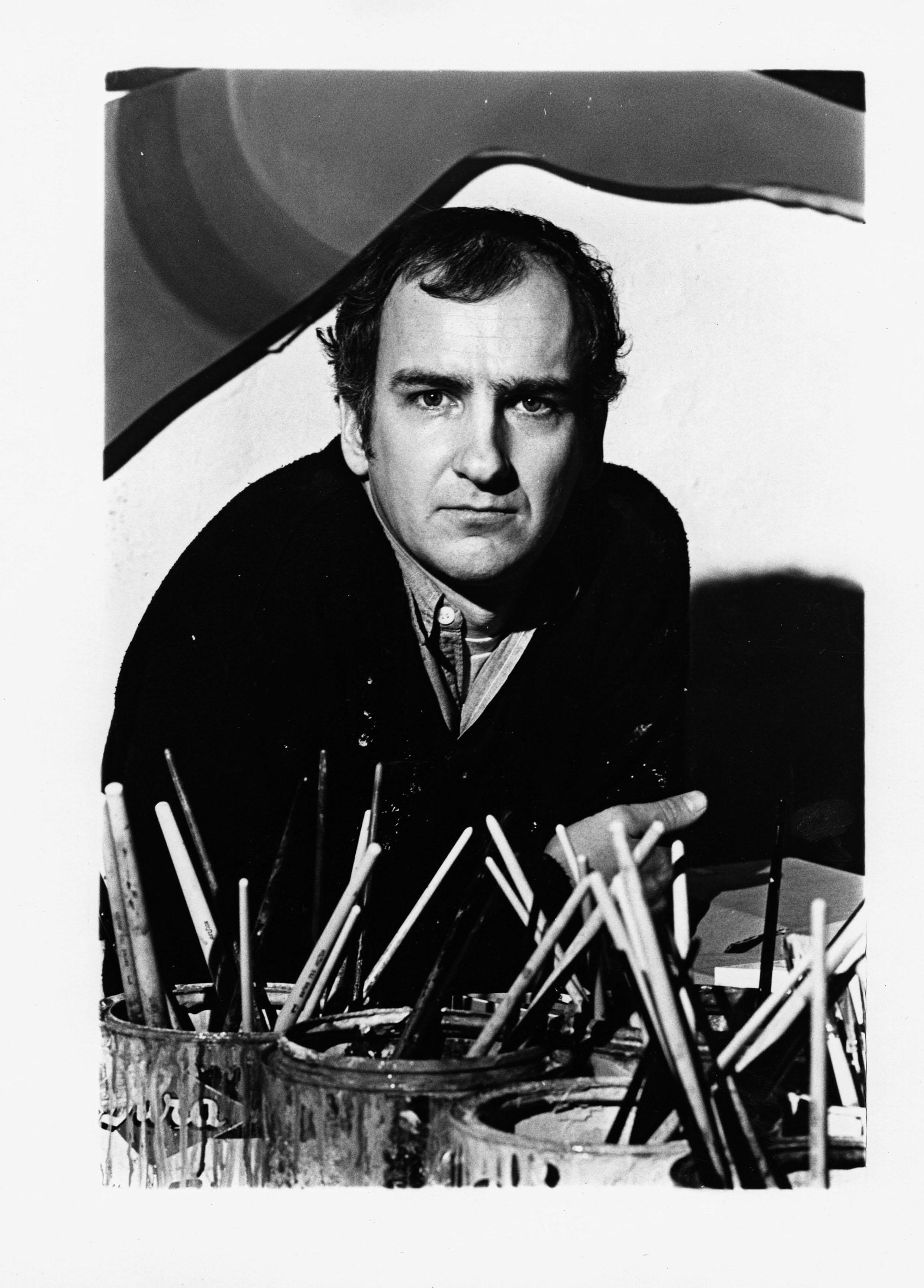 11 x 14" alte Silbergelatinefotografie des Künstlers Tom Wesselmann in seinem Atelier in New York City im Jahr 1969. Signiert von Jack Mitchell auf der Rückseite des Drucks. Kommt direkt aus dem Jack Mitchell Archiv mit einem