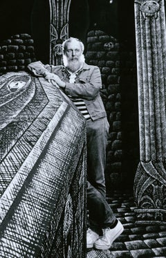 Der Künstler und Schriftsteller Edward Gorey am Broadway-Set, das er für ''Dracula'' entwarf