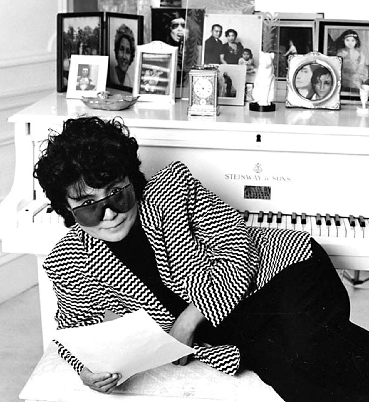 Die Künstlerin und Schriftstellerin Yoko Ono in ihrer Wohnung in Manhattan, signiert von Jack Mitchell im Angebot 1