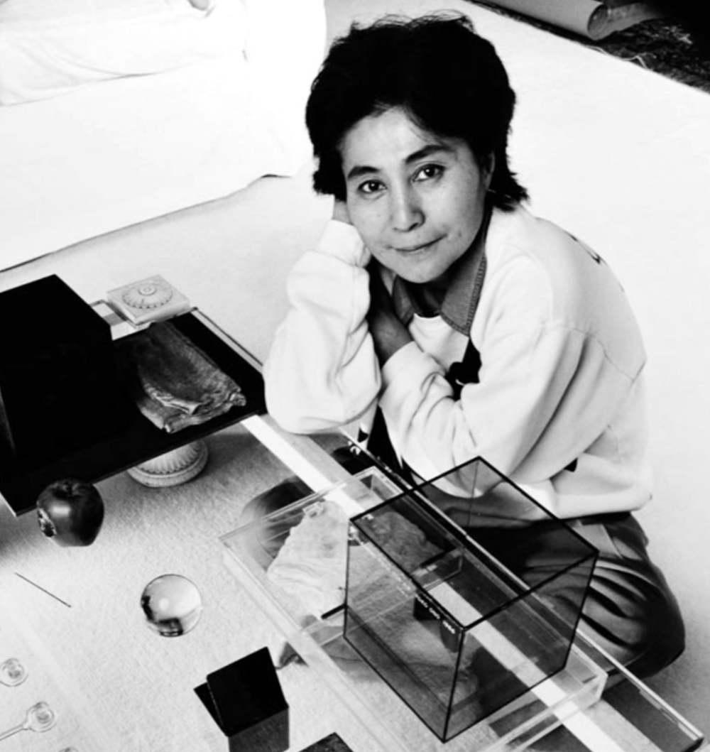 Die Künstlerin Yoko Ono mit ihrem Werk, signiert von Jack Mitchell im Angebot 1