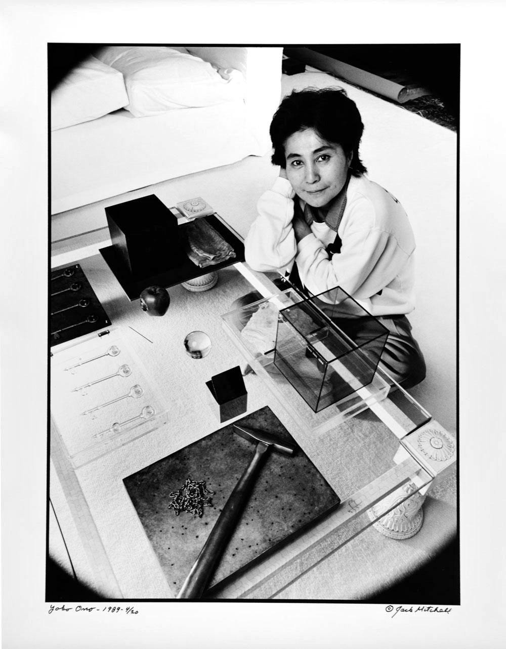 11 x 14" alte Silbergelatinefotografie der Künstlerin Yoko Ono, fotografiert mit ihren Kunstwerken in ihrer Wohnung im Dakota in New York City, 1989. Signiert von Jack Mitchell unten rechts und nummeriert 4/20, rückseitig ebenfalls mit Bleistift