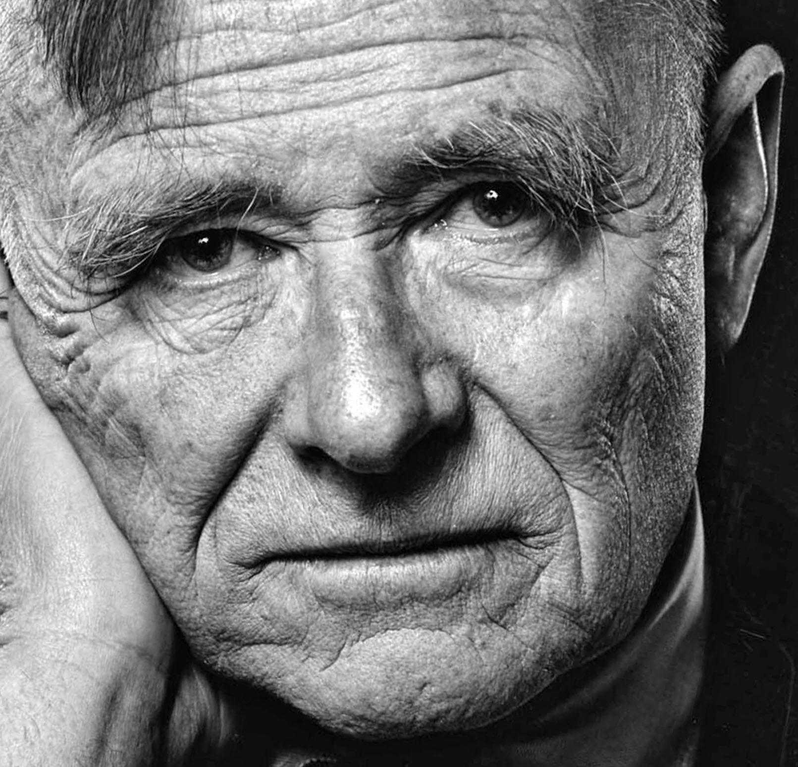 Der Autor Christopher Isherwood, signiert von Jack Mitchell  im Angebot 1