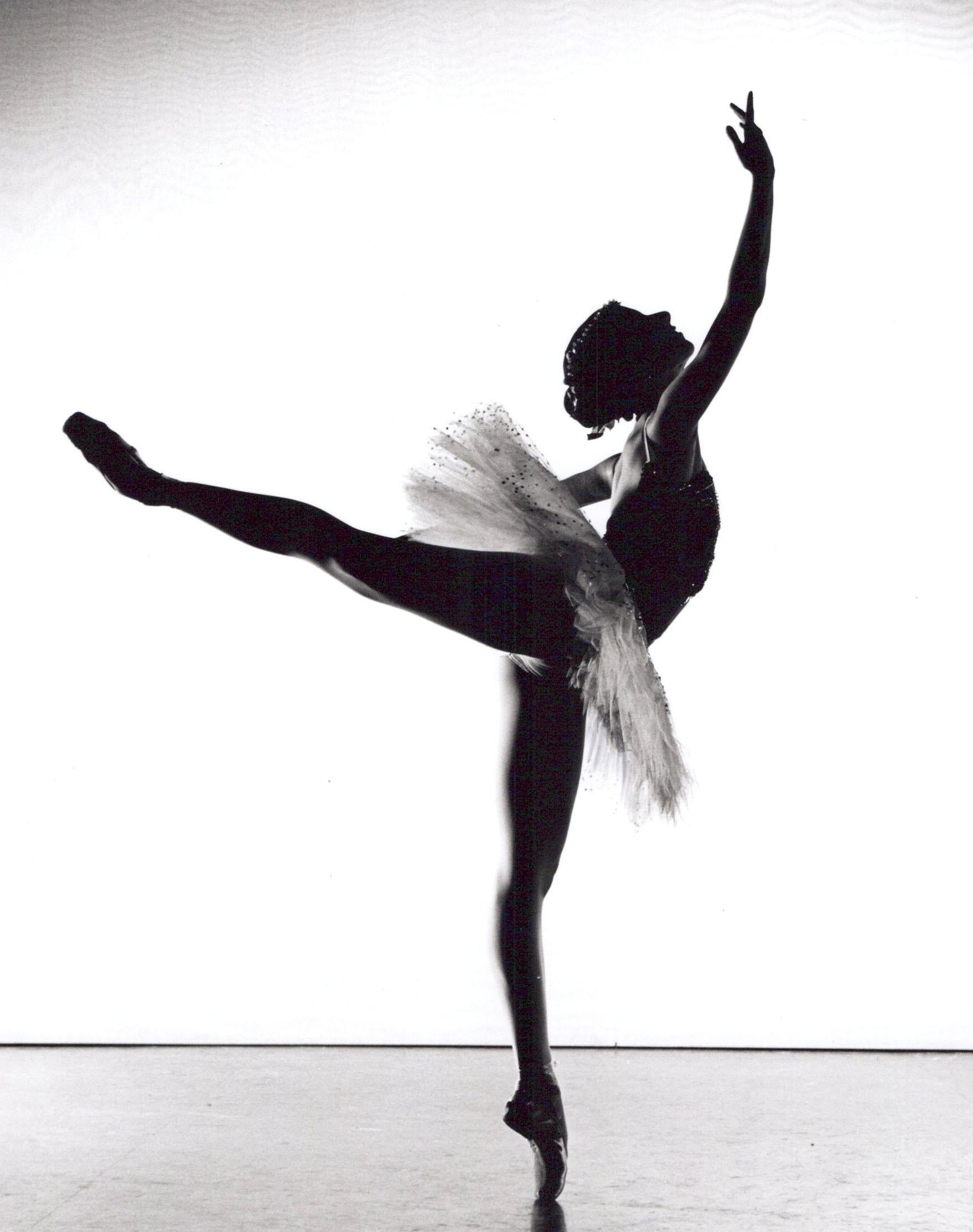Ballerina Silhouette – Photograph von Jack Mitchell