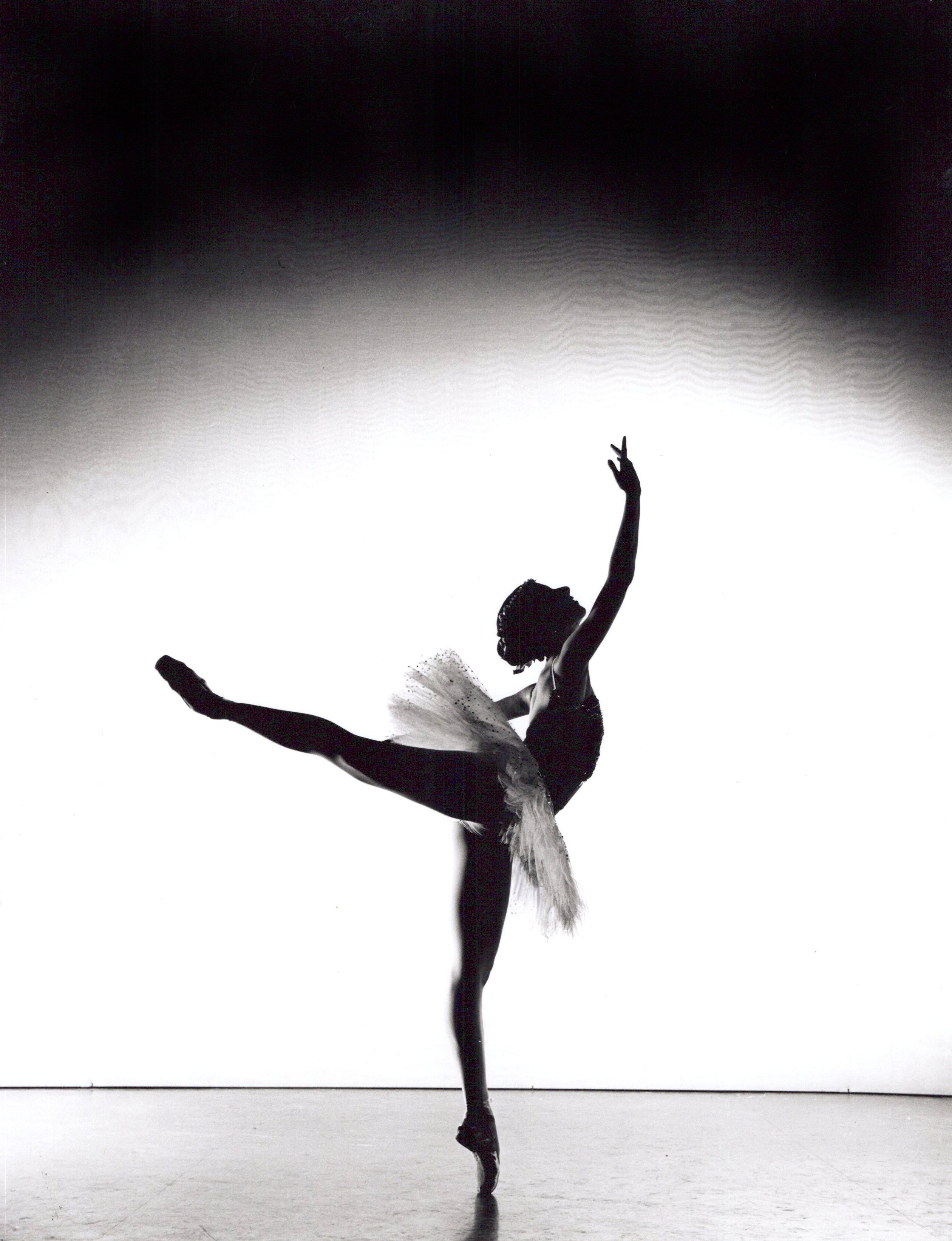 Jack Mitchell Black and White Photograph – Ballerina Silhouette