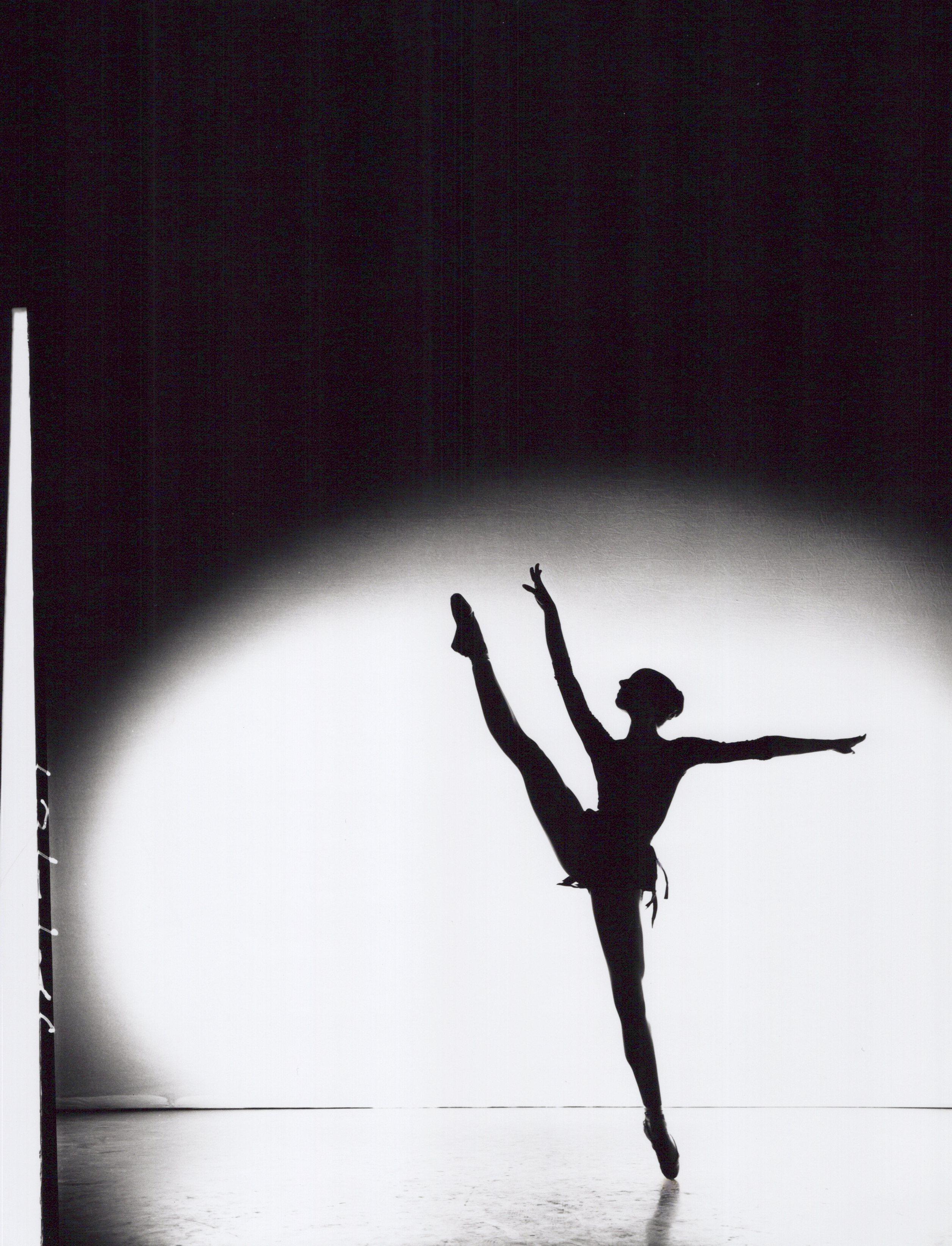 Silbergelatine-Fotografie im Format 8 x 10", Ballerina Silhouette, 1971. Es ist auf der Rückseite des Drucks mit Bleistift von Jack Mitchell signiert. Dabei handelt es sich um einen Druck, der von einer Zeitung oder Zeitschrift veröffentlicht wurde,