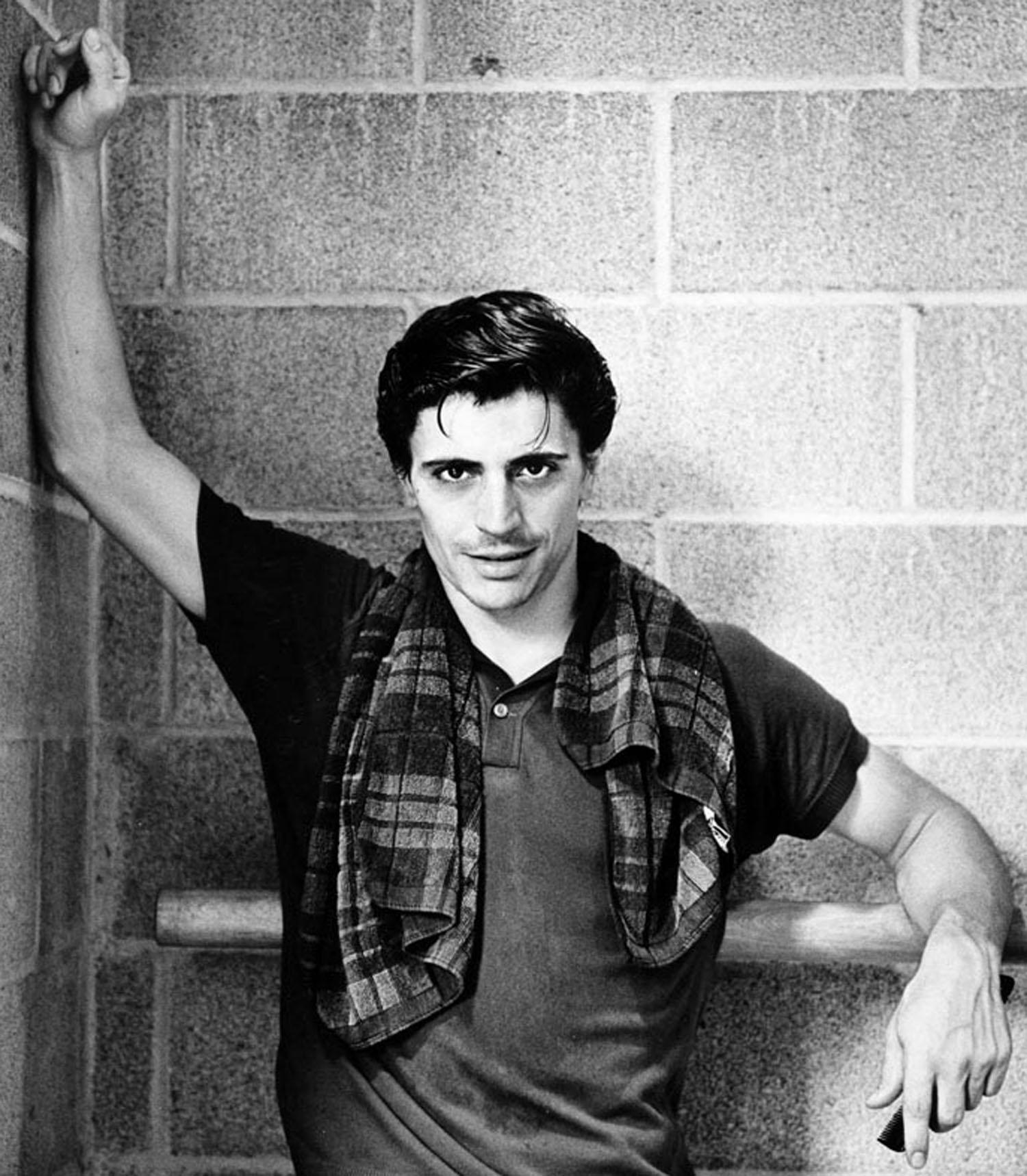 Il ballerino di danza classica Edward Villella durante una pausa delle prove, firmato da Jack Mitchell in vendita 1