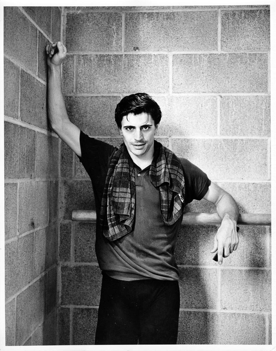 11 x 14" alte Silbergelatinefotografie des New York City Ballet Tänzers Edward Villella, aufgenommen während einer Probenpause im Jahr 1966. Signiert von Jack Mitchell auf der Rückseite des Drucks. Kommt direkt aus dem Jack Mitchell Archiv mit einem