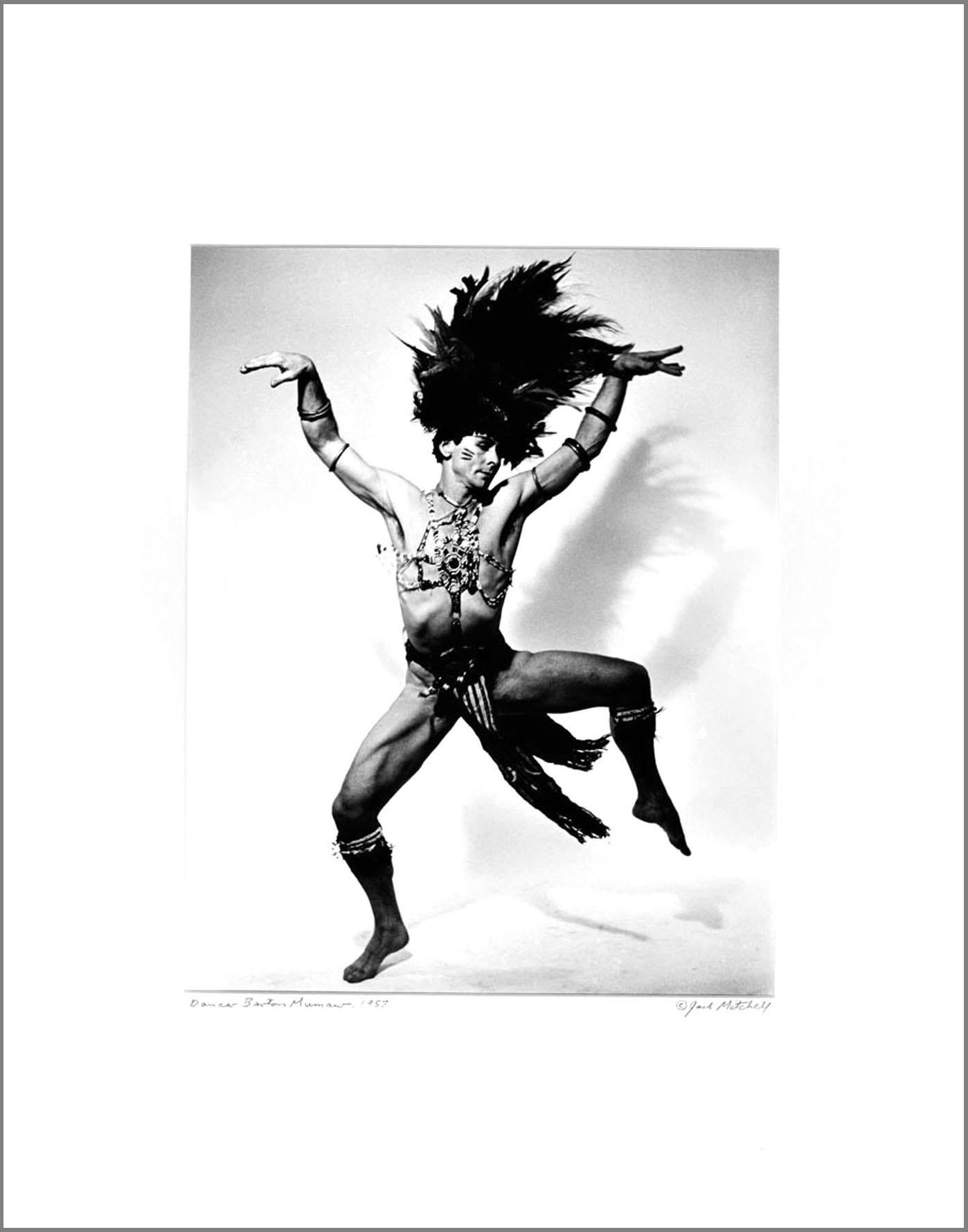 Jack Mitchell Black and White Photograph – Barton Mumaw, „fetisch“ auf Jacobs Kissen, signierter Ausstellungsdruck