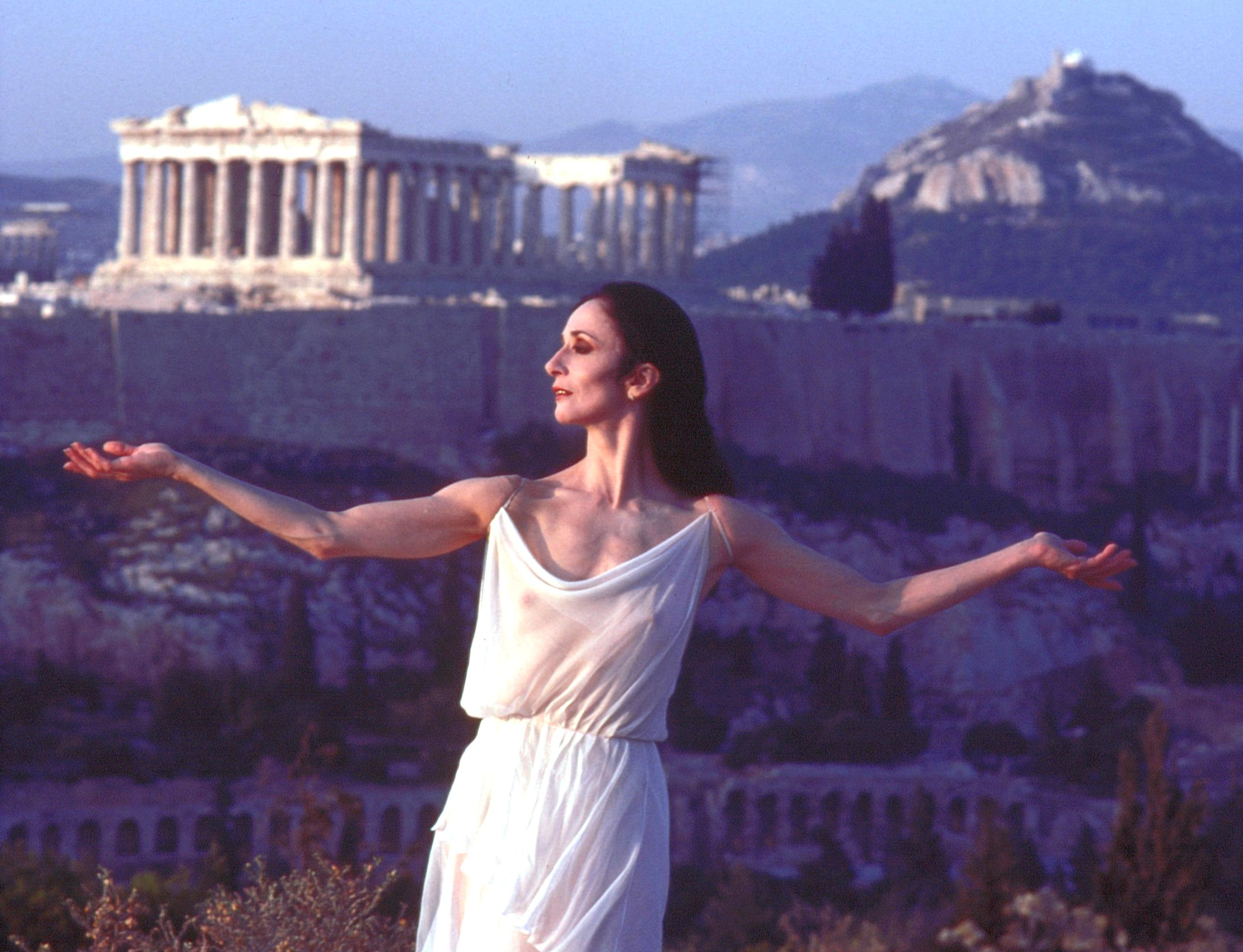 Photographie d'exposition de la danseuse de ballet Bejart Marcia Haydee en Grèce, 43,18 x 55,9 cm - Violet Color Photograph par Jack Mitchell