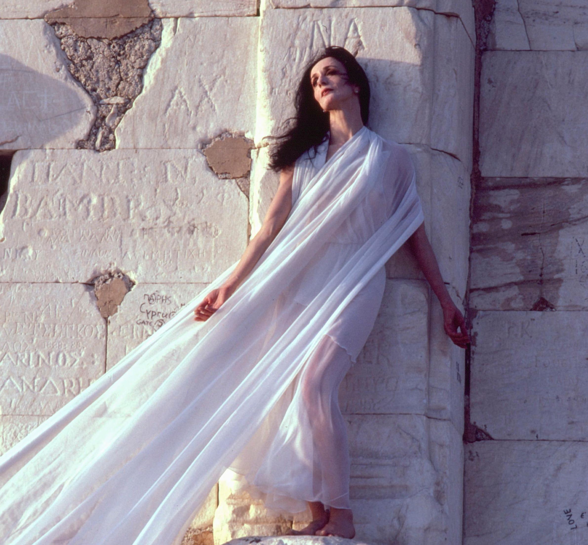 Photographie d'exposition de la danseuse de ballet Bejart Marcia Haydee en Grèce, 43,18 x 55,9 cm - Gris Color Photograph par Jack Mitchell