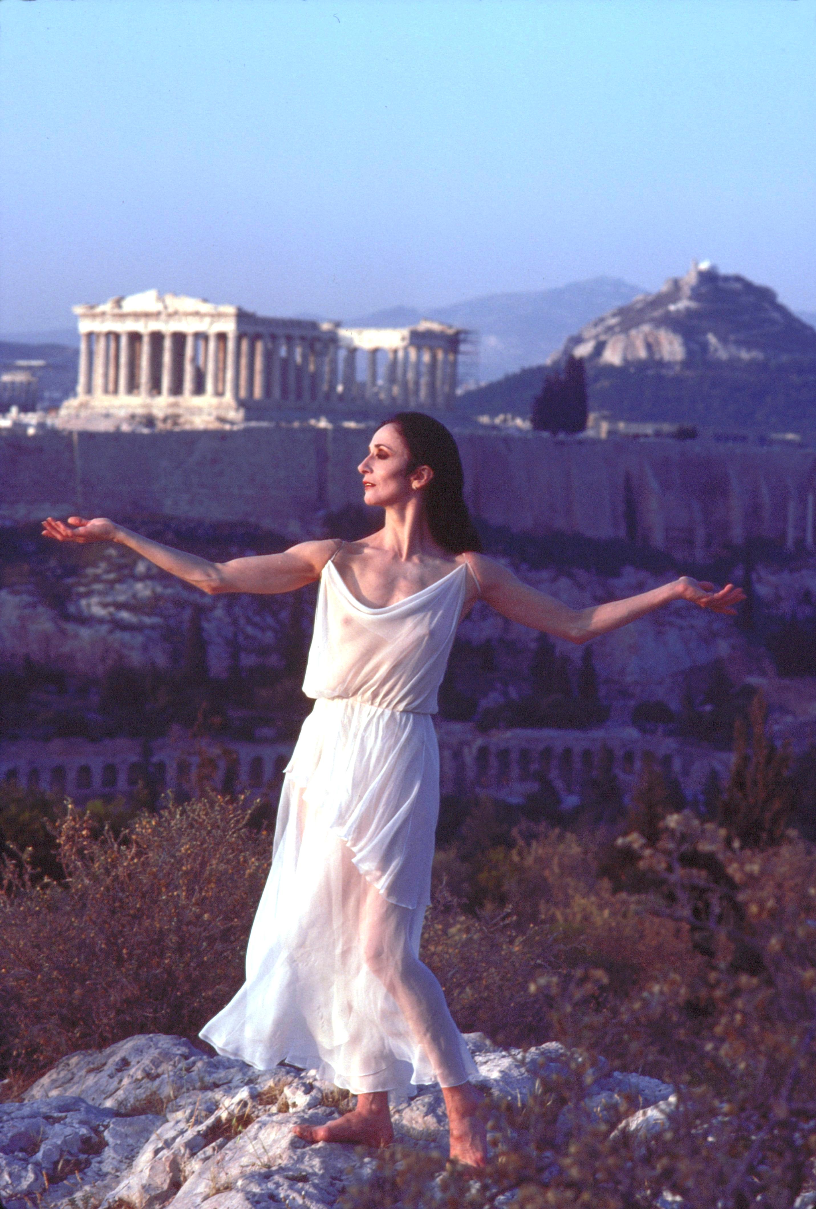 Color Photograph Jack Mitchell - Photographie d'exposition de la danseuse de ballet Bejart Marcia Haydee en Grèce, 43,18 x 55,9 cm