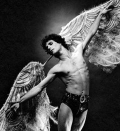 La danseuse de Bejart Yann Le Gac en tant qu'anglais motocycliste, signée par Jack Mitchell