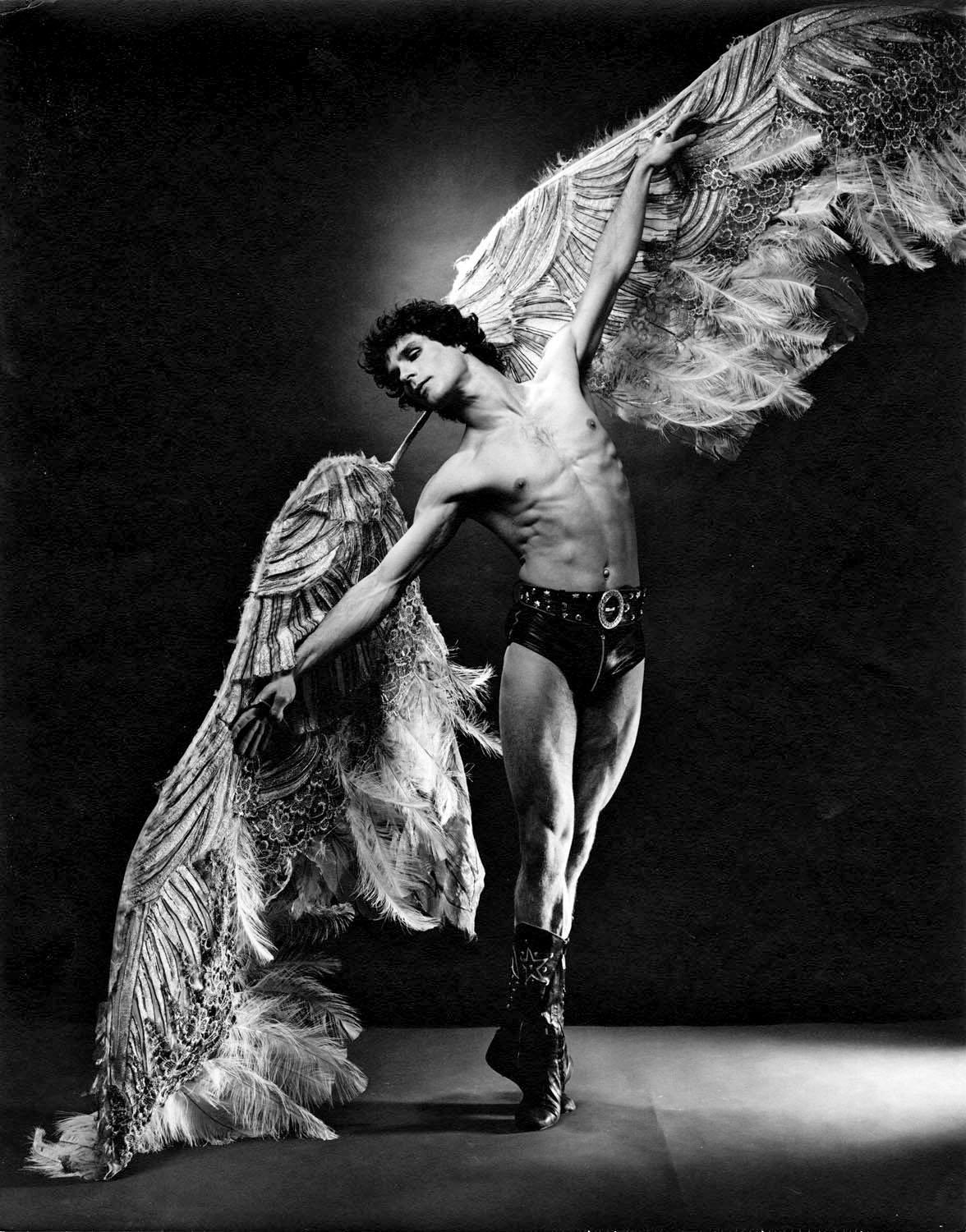 Fotografía vintage de gelatina de plata de 11 x 14 pulgadas del bailarín del Ballet Bejart Yann Le Gac como el Ángel Motorista, 1979. Firmado en el reverso por Jack Mitchell. Procede directamente de los archivos de Jack Mitchell con certificado de