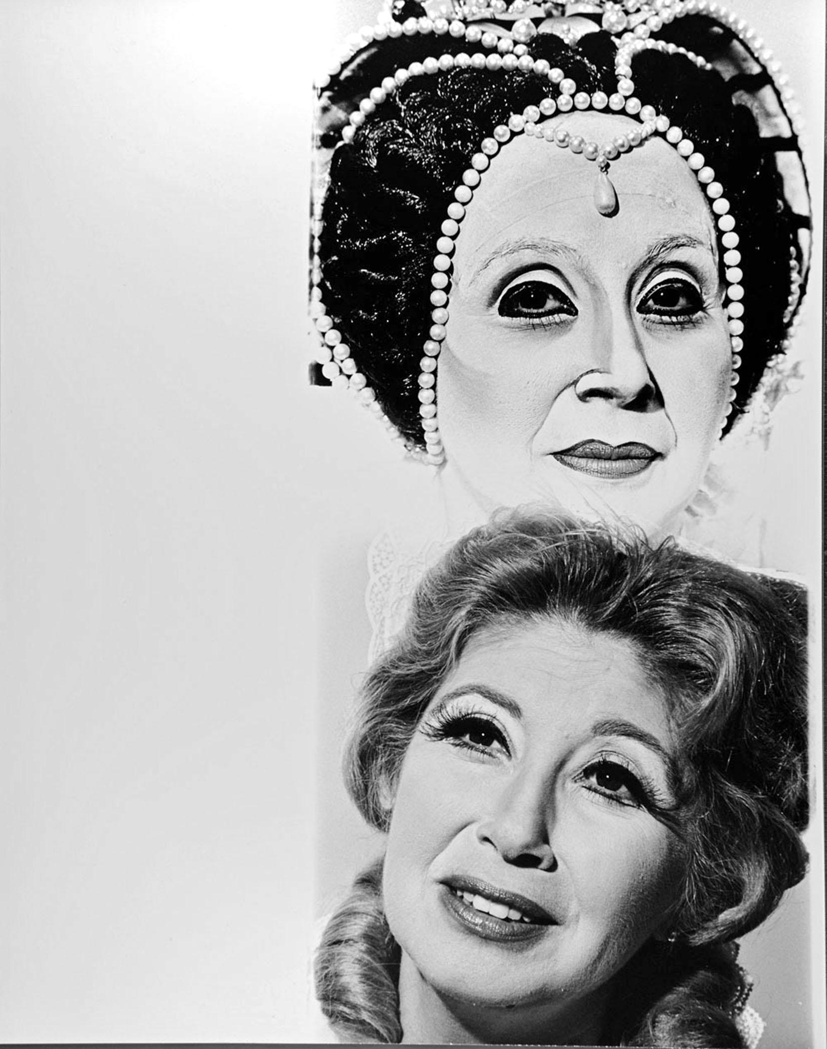 Black and White Photograph de Jack Mitchell - Beverly Sills vestida y maquillada para "Roberto Devereux" y como ella misma