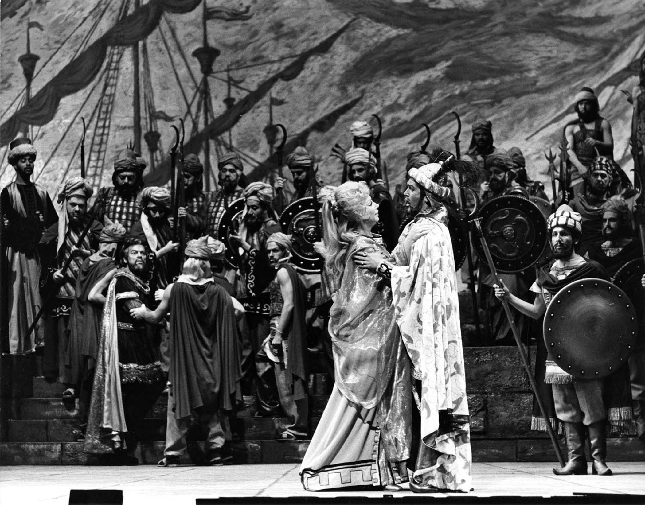 Jack Mitchell Black and White Photograph – In der Metropolitan Opera bildeten sich die Sills auf