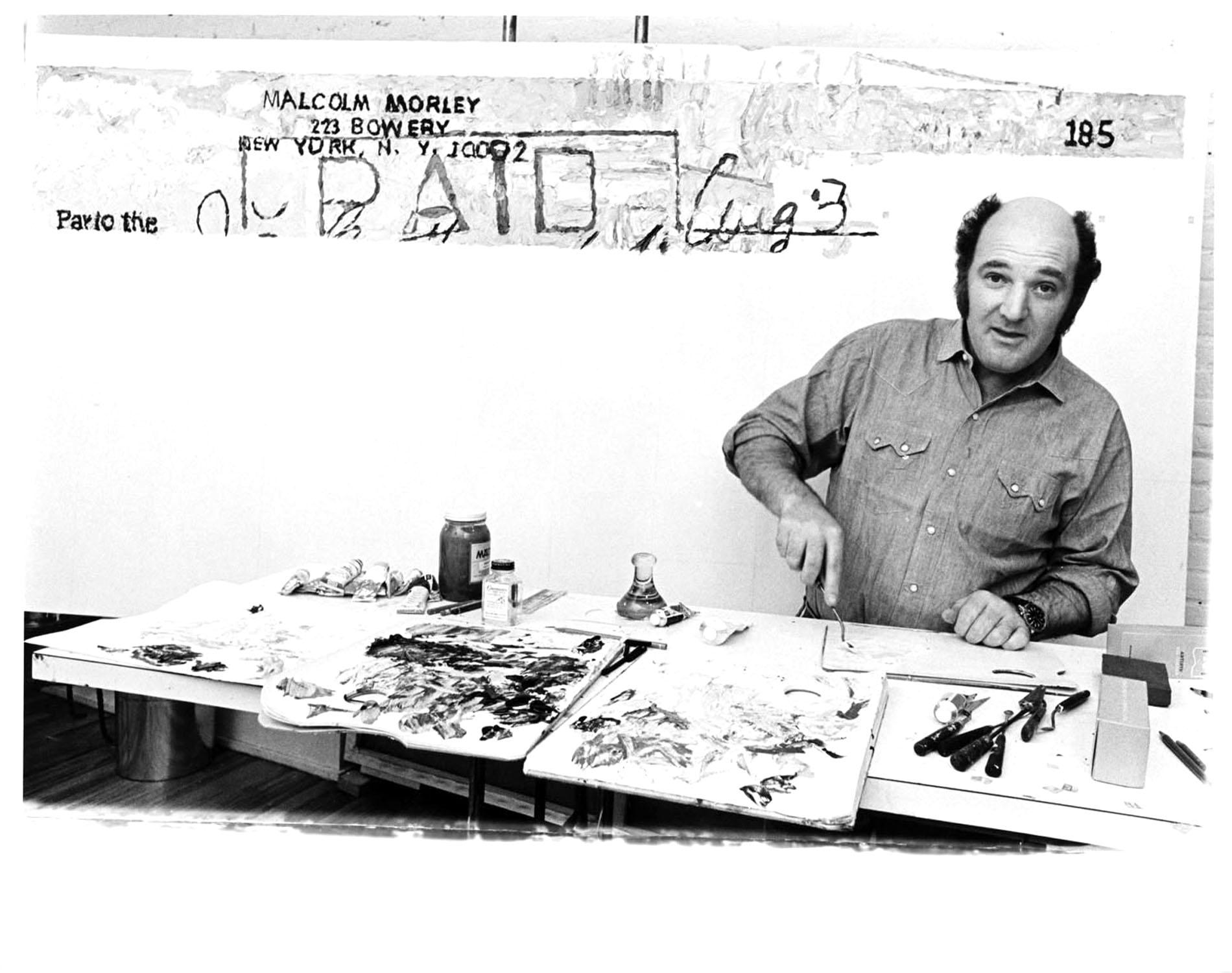 Jack Mitchell Black and White Photograph – Britisch-amerikanischer Künstler Malcolm Morley in seinem Studio in Manhattan 