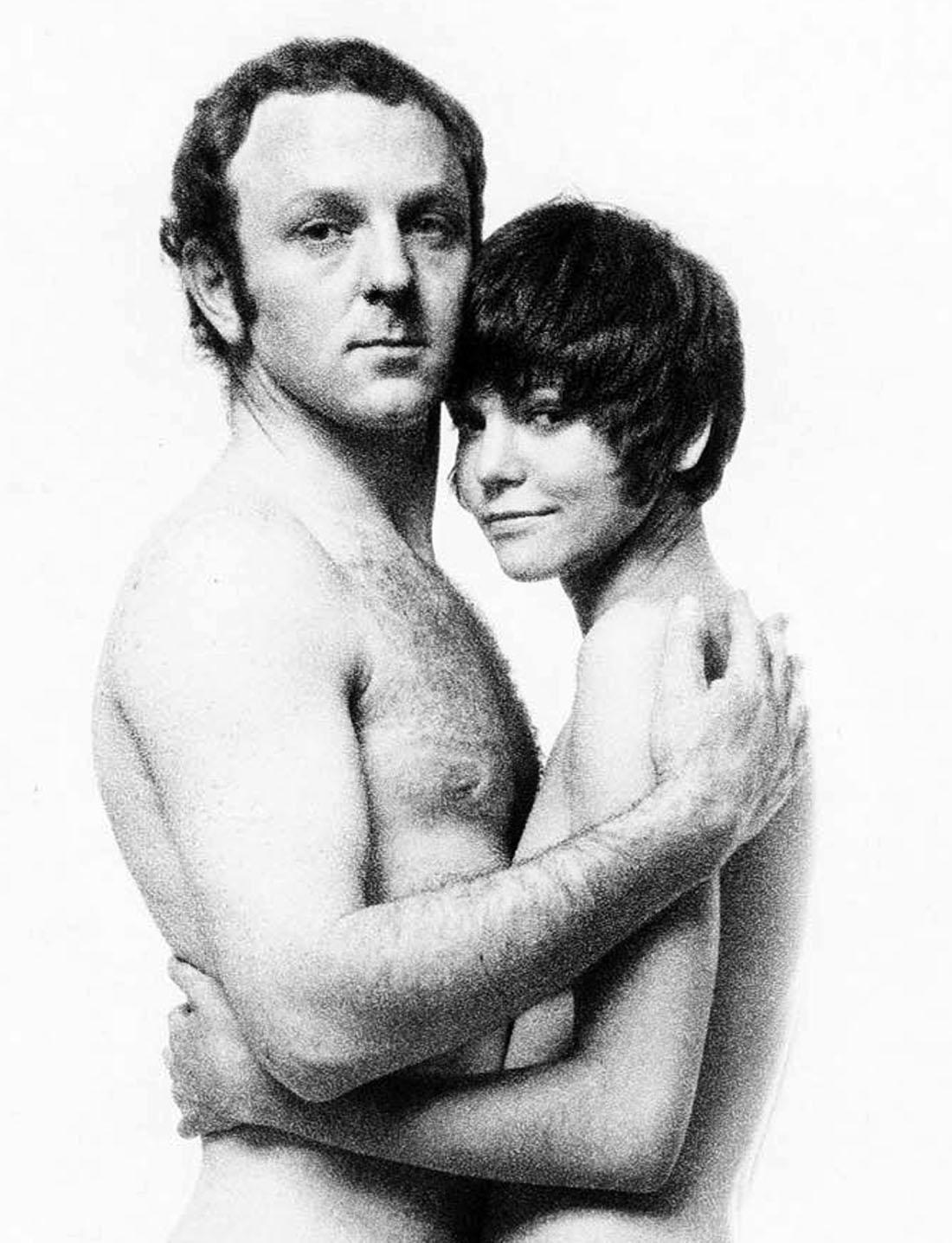 Britische Pop-Künstlerin Gerald Laing und seine Frau Galina posieren nackt für Hochzeitsfotos – Photograph von Jack Mitchell