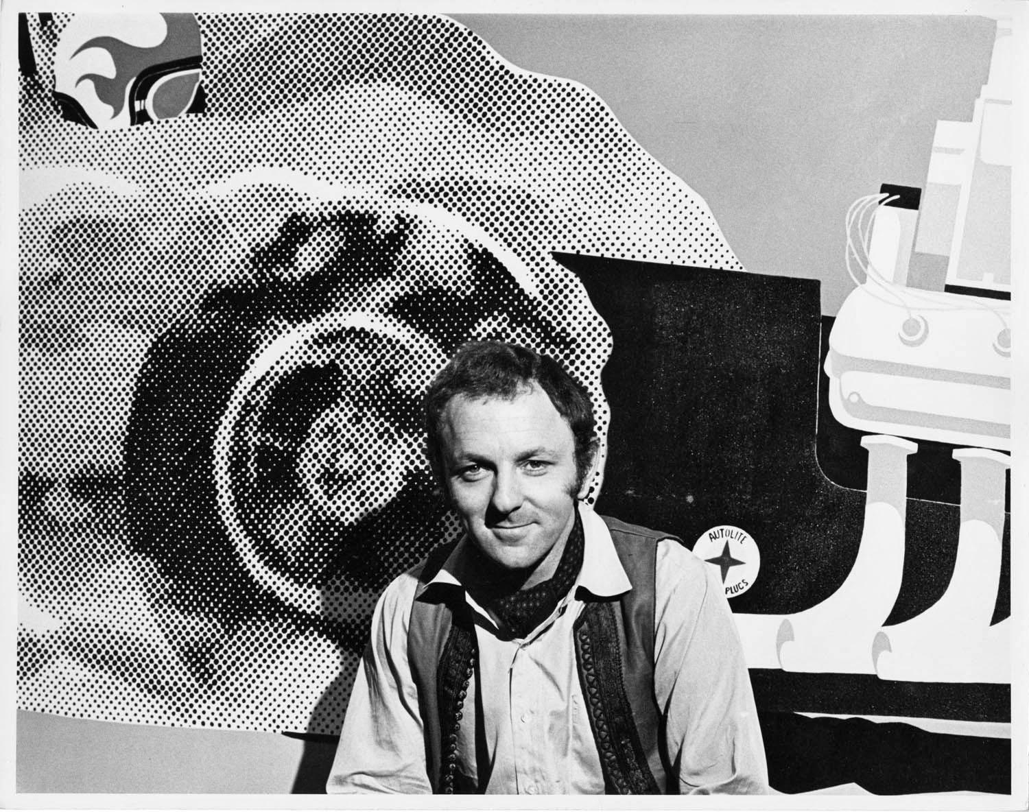 Jack Mitchell Black and White Photograph – Britischer Pop-Künstler Gerald Laing in seinem Atelier in Manhattan mit jüngsten Arbeiten