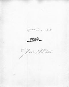 Retrato del artista pop británico Gerald Laing en su estudio firmado por Jack Mitchell