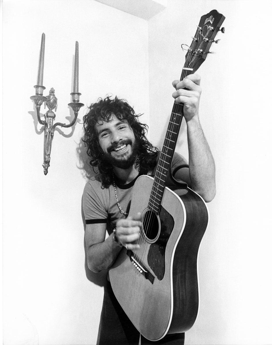 Le chanteur/compositeur britannique Cat Stevens (Yusuf Islam), signé par Jack Mitchell
